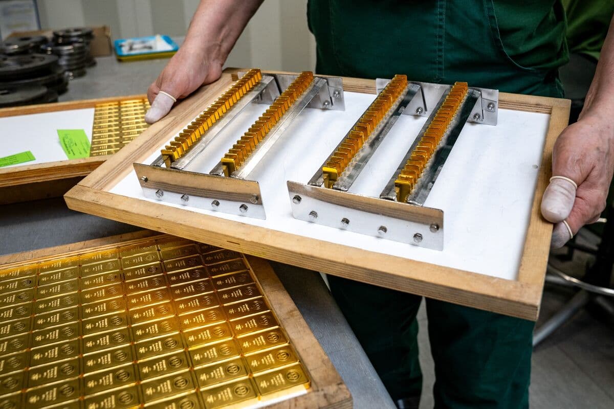 Gold Surges as Middle East Tensions Ease, Boosting Safe-Haven Demand