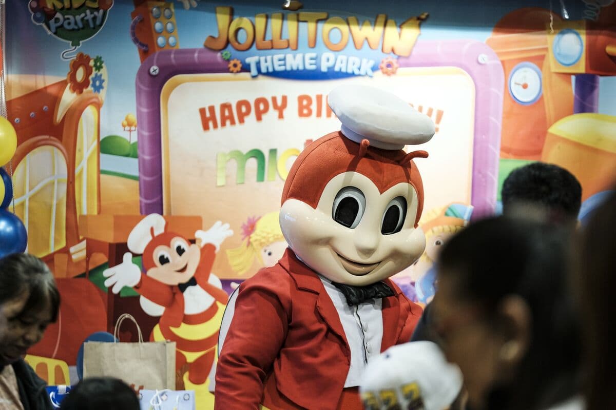 Jollibee Weighs Hong Kong Listing Over US for International Spinoff